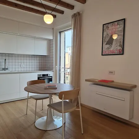 Camparino Apartment, 10 Min From The Duomo, Lejlighed
